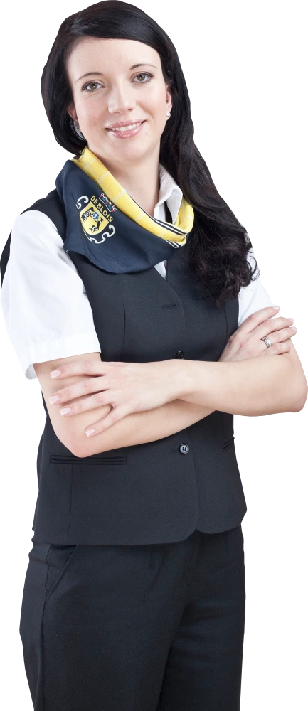 Frau in Uniform mit gelb-blauem Halstuch und verschränkten Armen vor weißem Hintergrund.