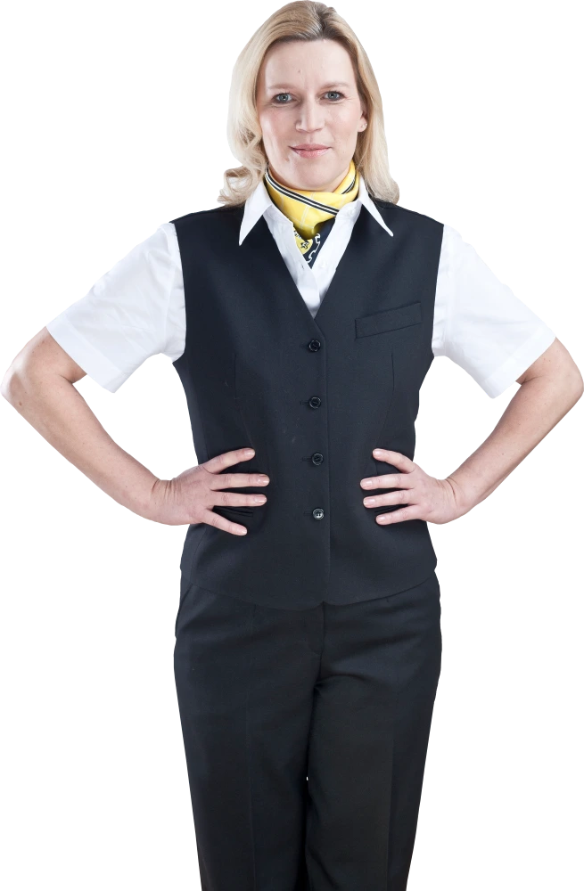 Frau in schwarzer Weste und weißem Hemd, trägt gelbes Halstuch, Hände in der Hüfte, vor weißem Hintergrund.