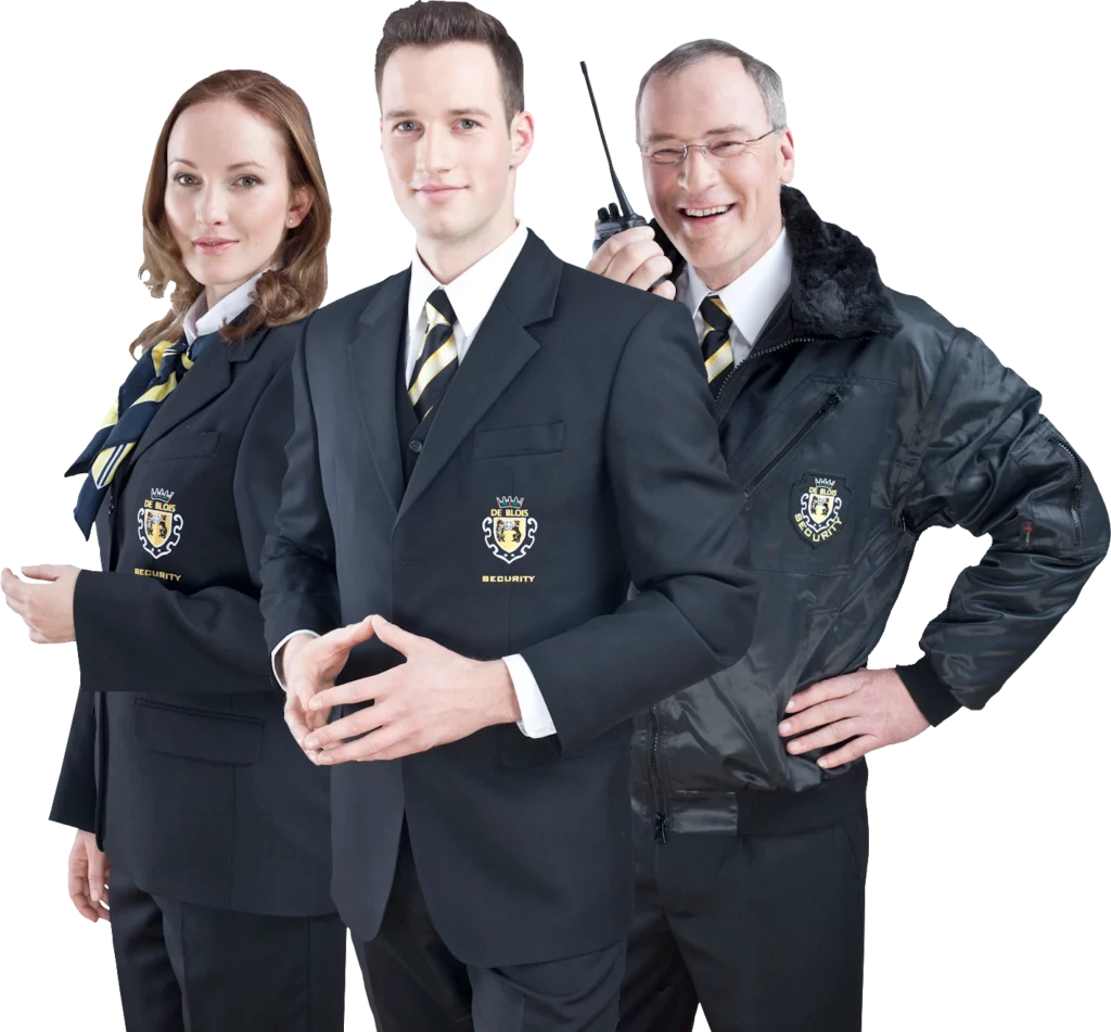 Drei Personen in Sicherheitsuniformen, zwei tragen Anzüge, eine eine Jacke mit Funkgerät. Alle tragen Krawatten.