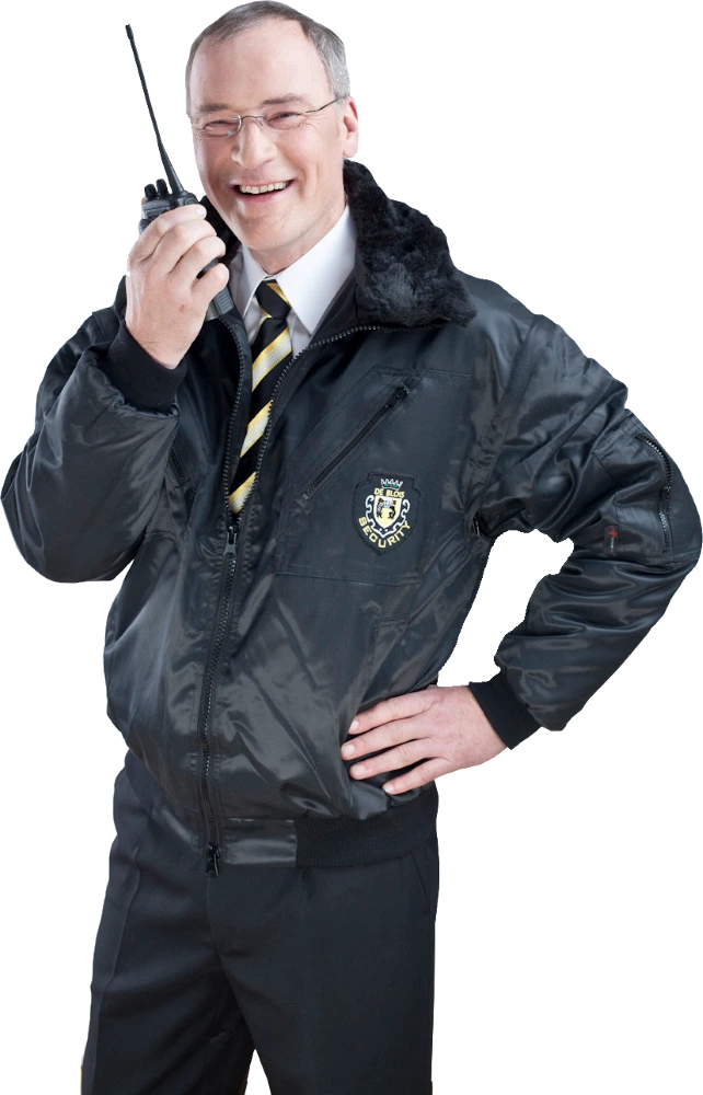 Sicherheitsmann in Uniform mit Funkgerät, lächelnd, trägt eine schwarze Jacke mit Aufnäher und schwarze Hose.