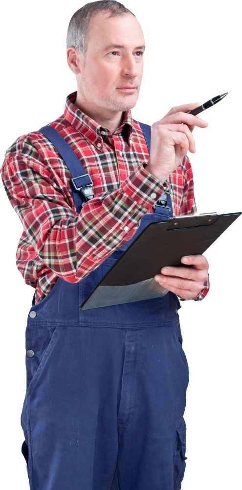 Mann in kariertem Hemd und blauer Latzhose hält Klemmbrett und Stift.