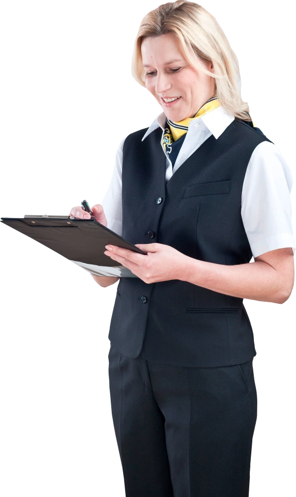 Frau in Uniform mit Krawatte schreibt auf einem Klemmbrett.