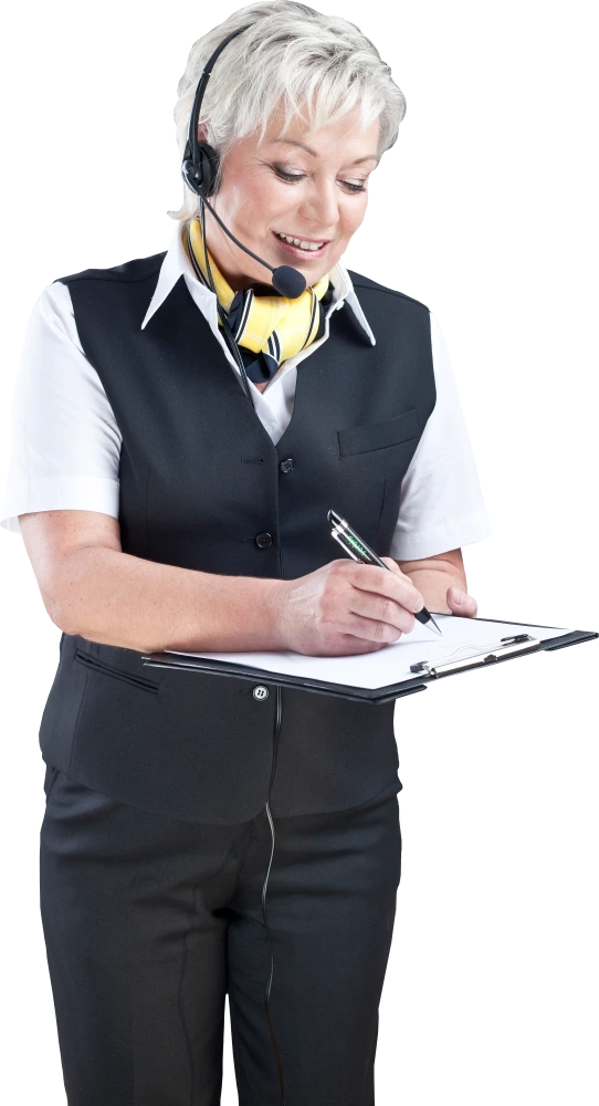 Frau mit Headset und gelbem Schal schreibt mit Stift auf Klemmbrett.