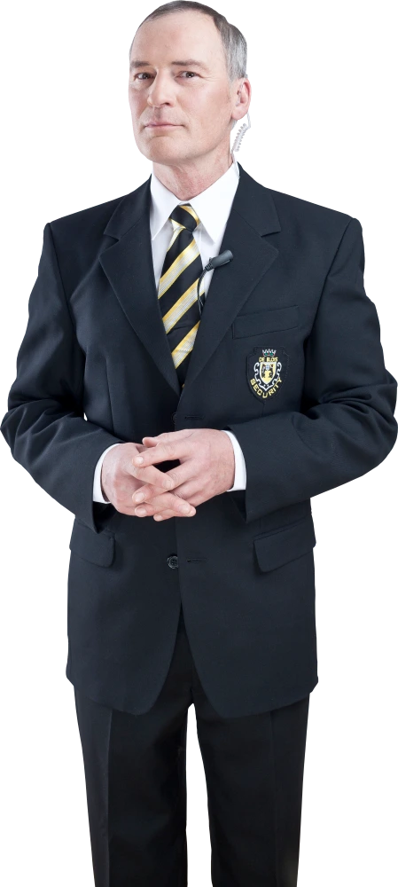 Mann in Sicherheitsuniform mit Krawatte und Ansteckmikrofon, frontal stehend.