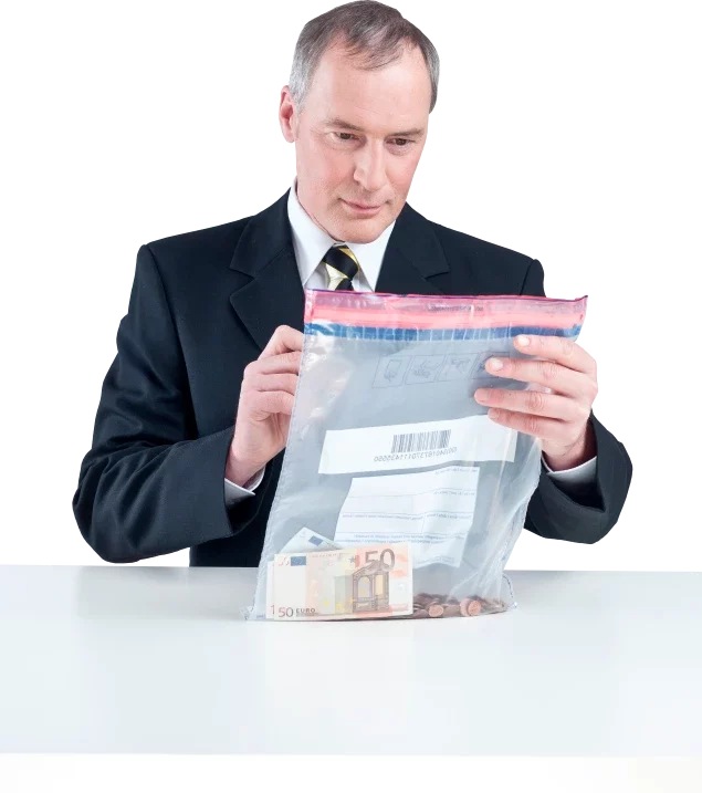Mann im Anzug hält einen durchsichtigen Beutel mit Bargeld und Dokumenten.