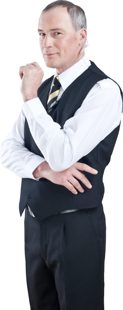 Mann in Anzug und Weste mit gestreifter Krawatte steht und blickt zur Seite.